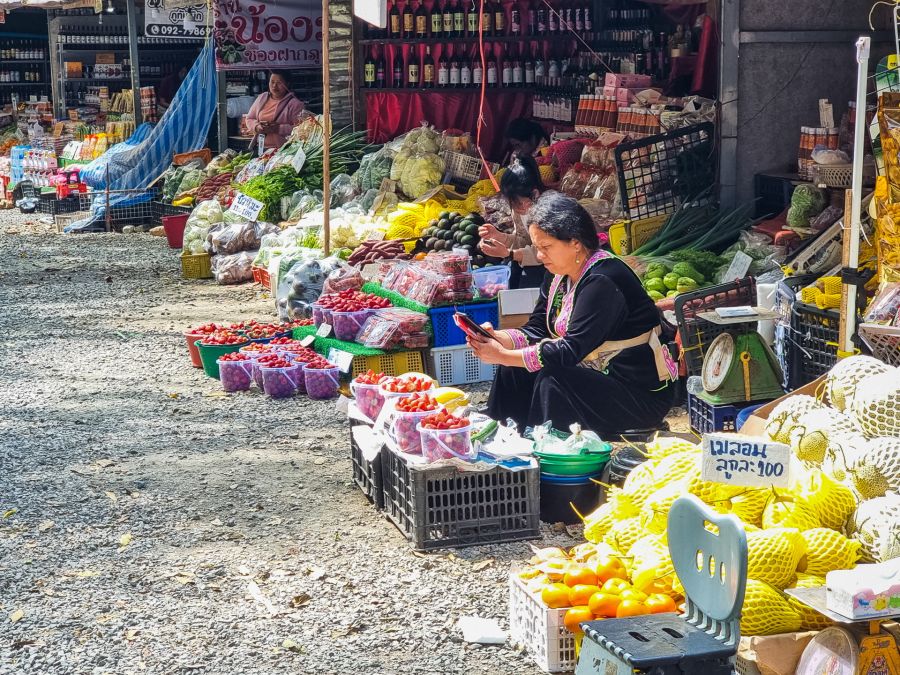 vendeuse hmong au marché de phu thap boek phetchabun