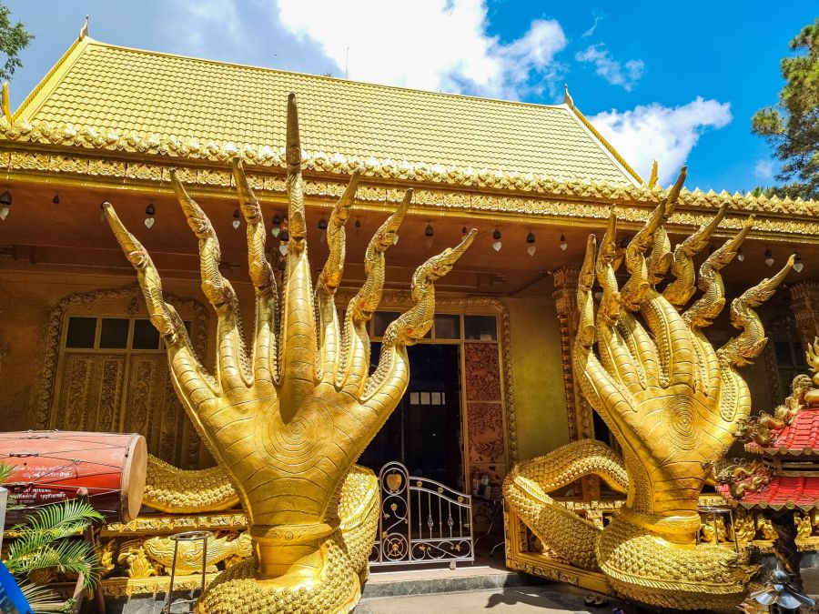 viharn doré au wat phu thap boek phetchabun