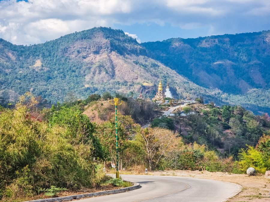 vue en arrivant vers le wat pha sorn kaew phetchabun