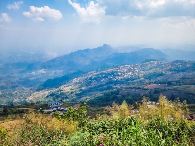 vue general de la montagne a phu thap boek province de phetchabun