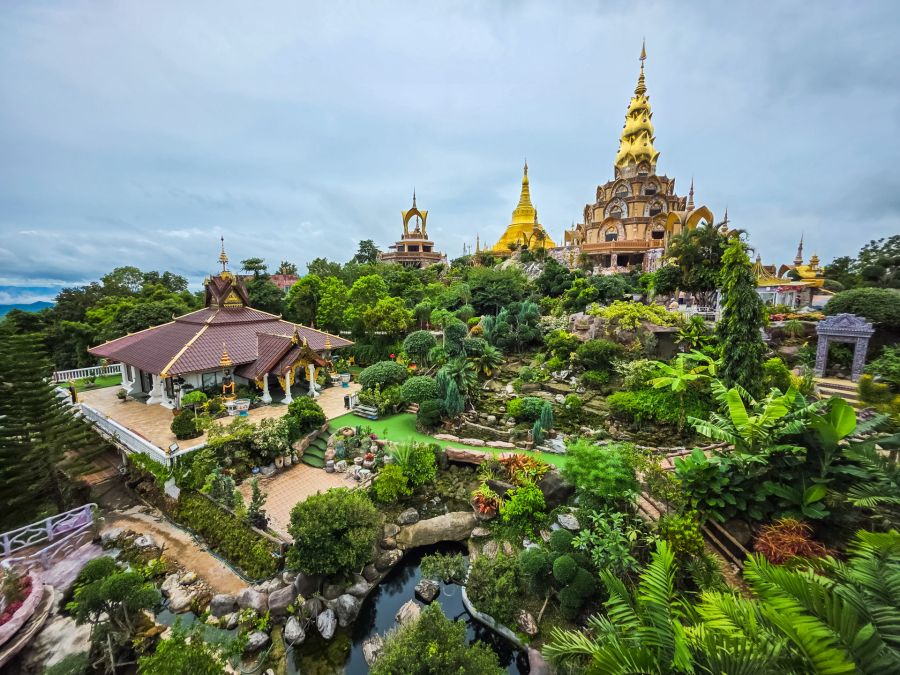 vue jardin au pied des bouddhas du wat pha sorn kaew phetchabun