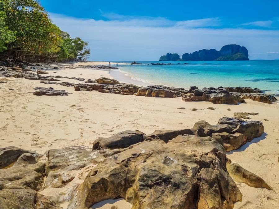 vue sur ko yung depuis plage bamboo island excursion journée depuis ko phi phi
