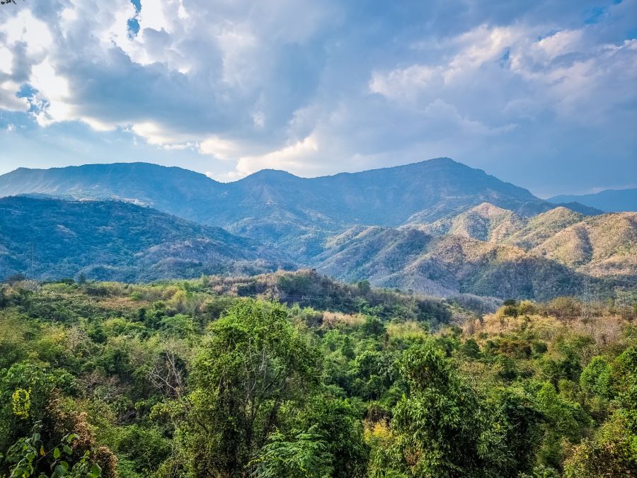 vue sur la montagne et le temple depuis bord de route phetchabun