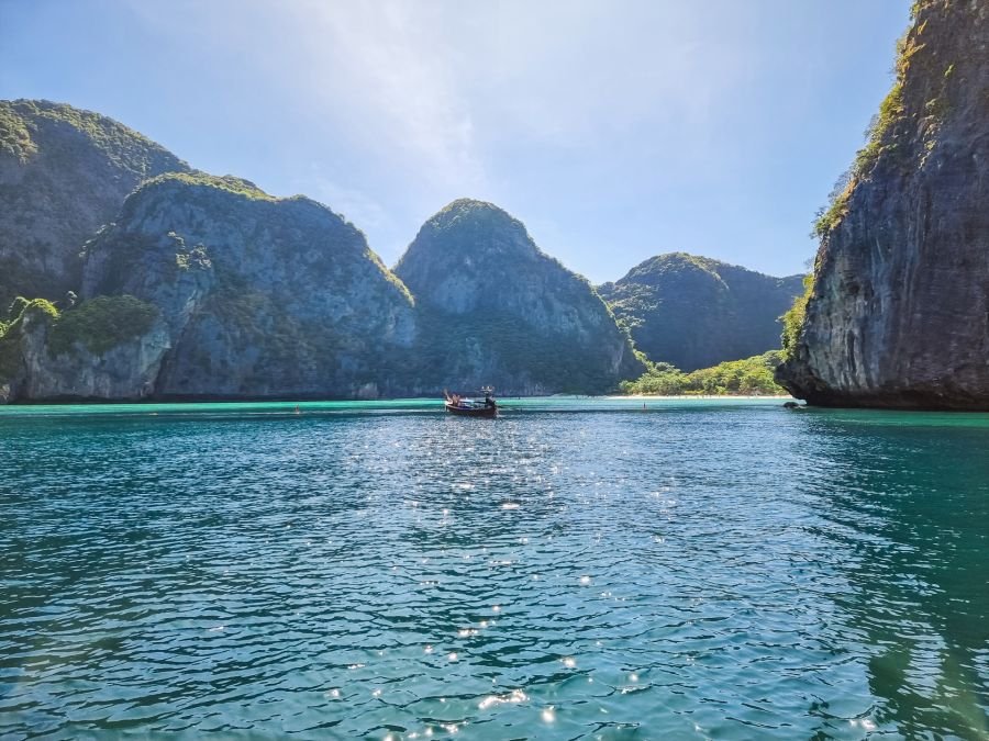 vue sur la mythique maya bay de ko phi phi