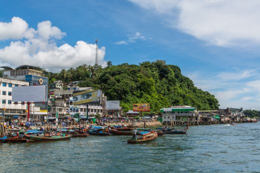 vue sur le port de kawthaung en birmanie