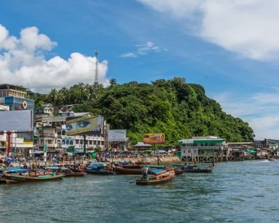 vue sur le port de kawthaung en birmanie
