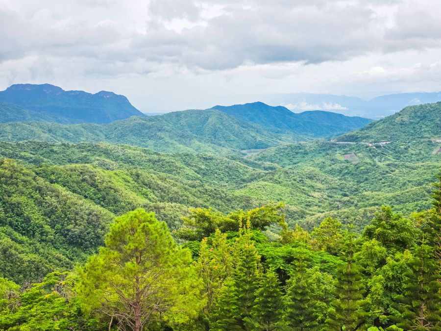 vue sur les montagnes depuis le temple wat pha sorn kaew phetchabun