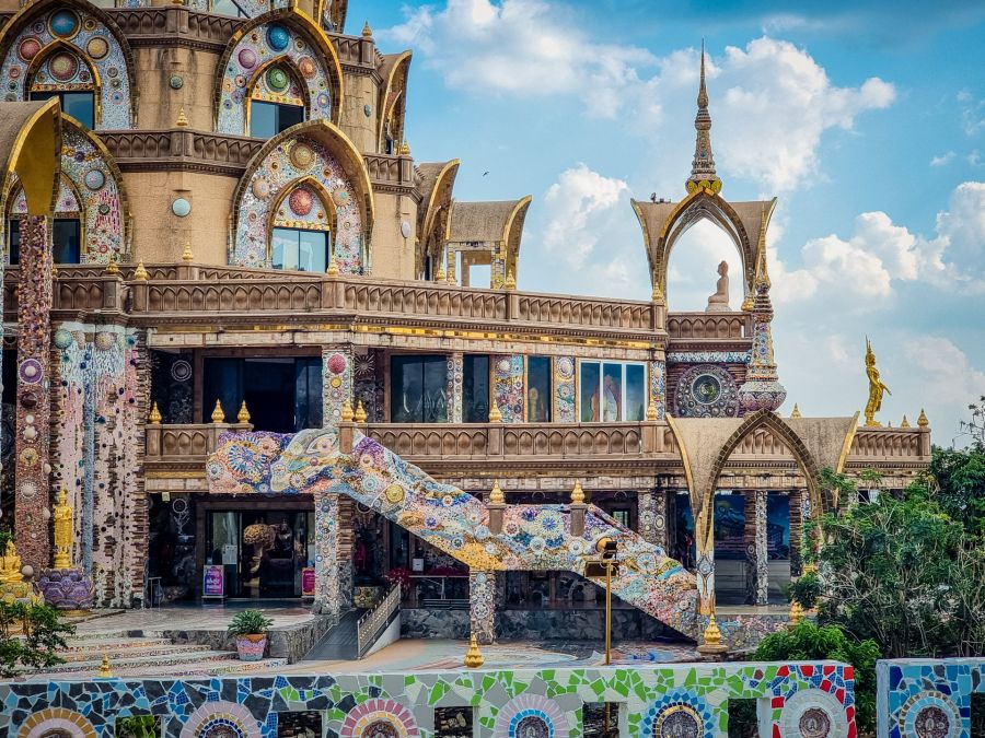 vue sur plateforme autour du chedi au wat pha sorn kaew phetchabun