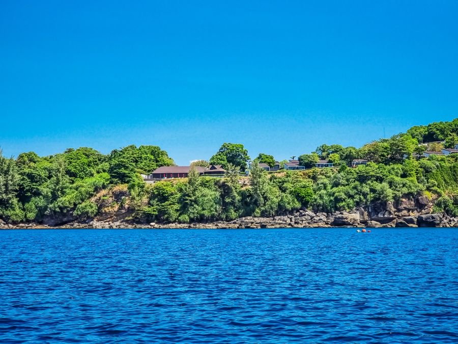 vue sur villas et sunset restaurant du phi phi holiday resort
