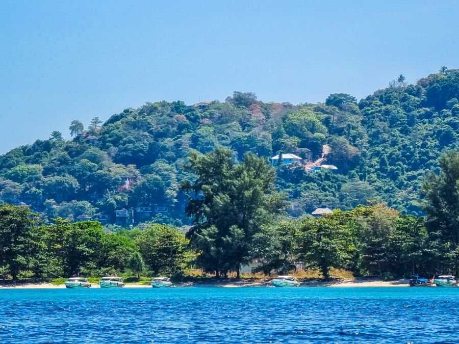 zoom sur plage de loh lana bay ko phi phi