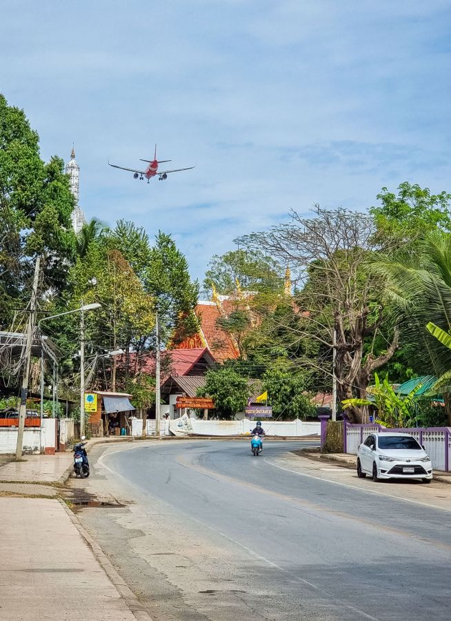avion pret atterrissage aeroport nan proche wat suan tan
