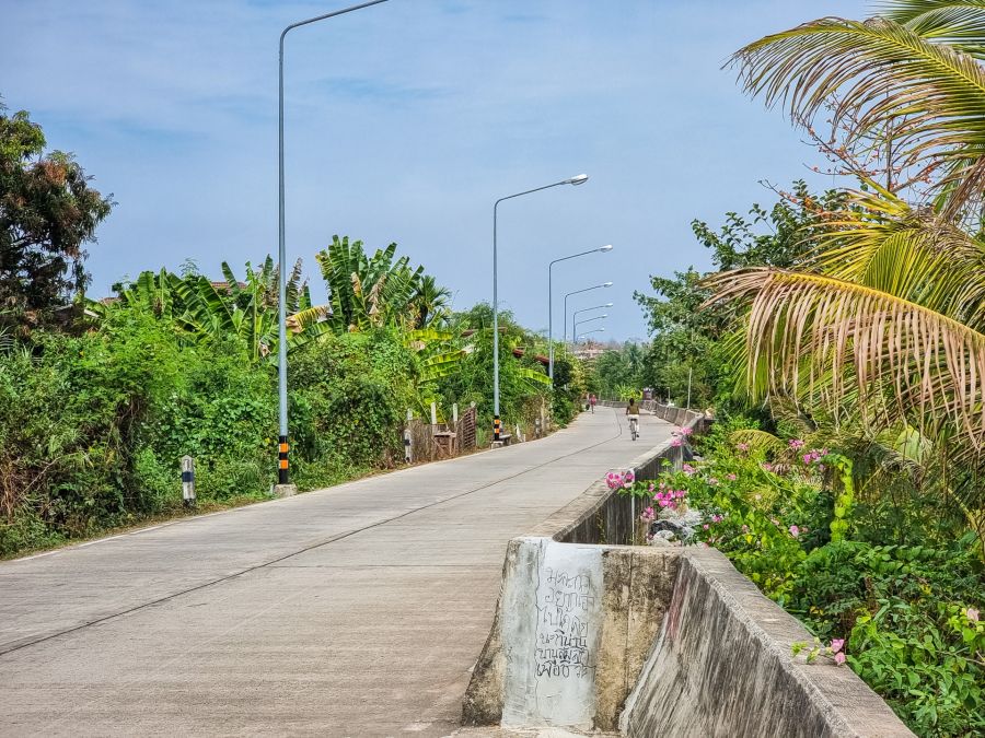 balade velo long des berges de nan thailande