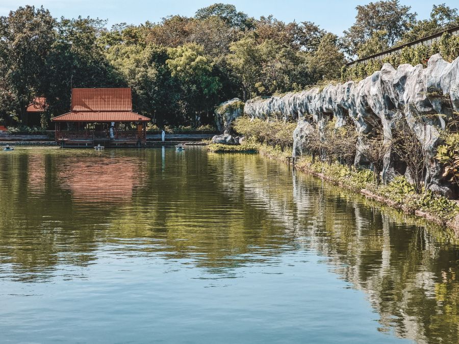 bassin au wat maheyong moderne ayutthaya