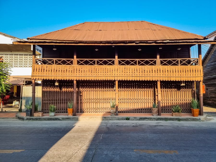 batisse en bois rue sumon thewarat nan thailande