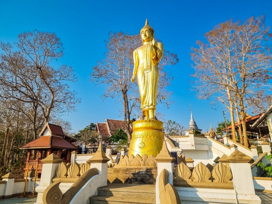 bouddha debout au wat phra that khao noi nan thailande