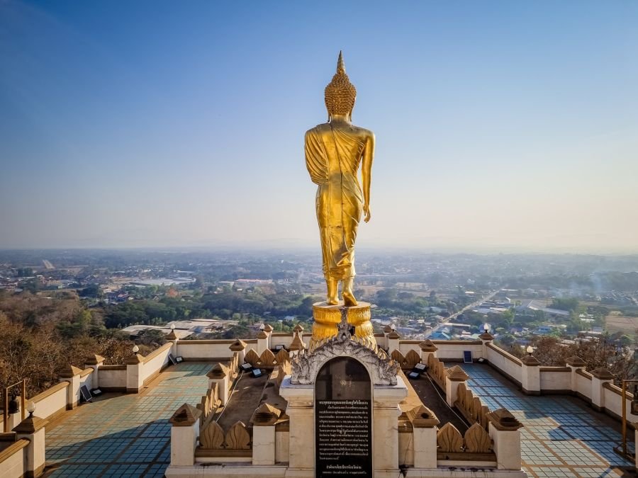 bouddha debout matin wat phra that khao noi nan thailande