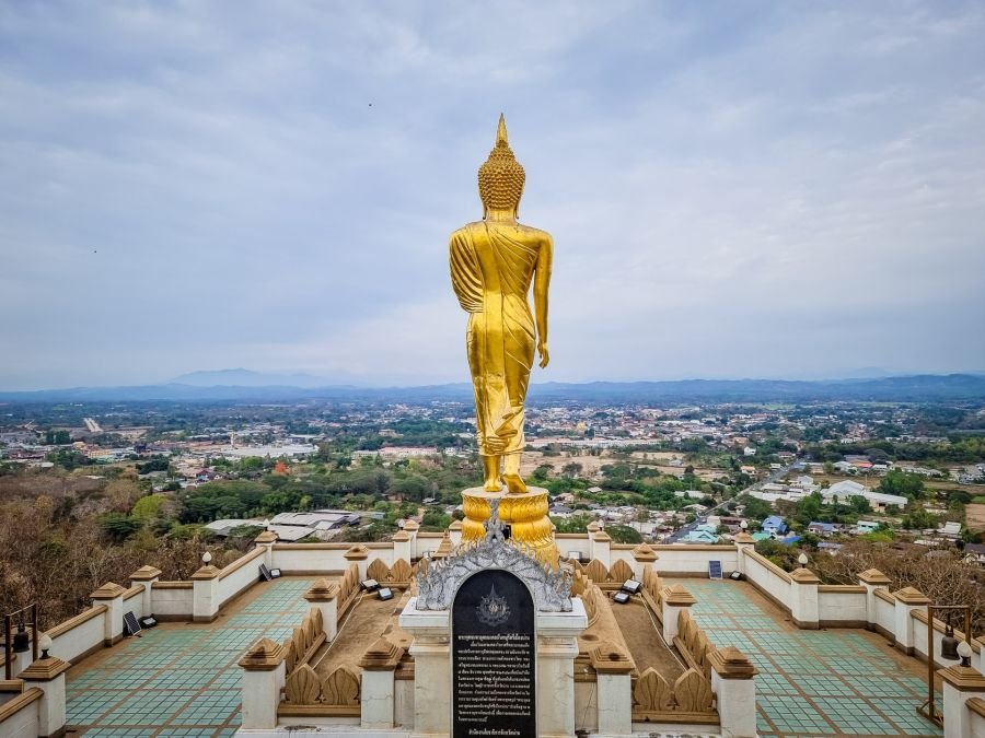 bouddha debout soir wat phra that khao noi nan thailande