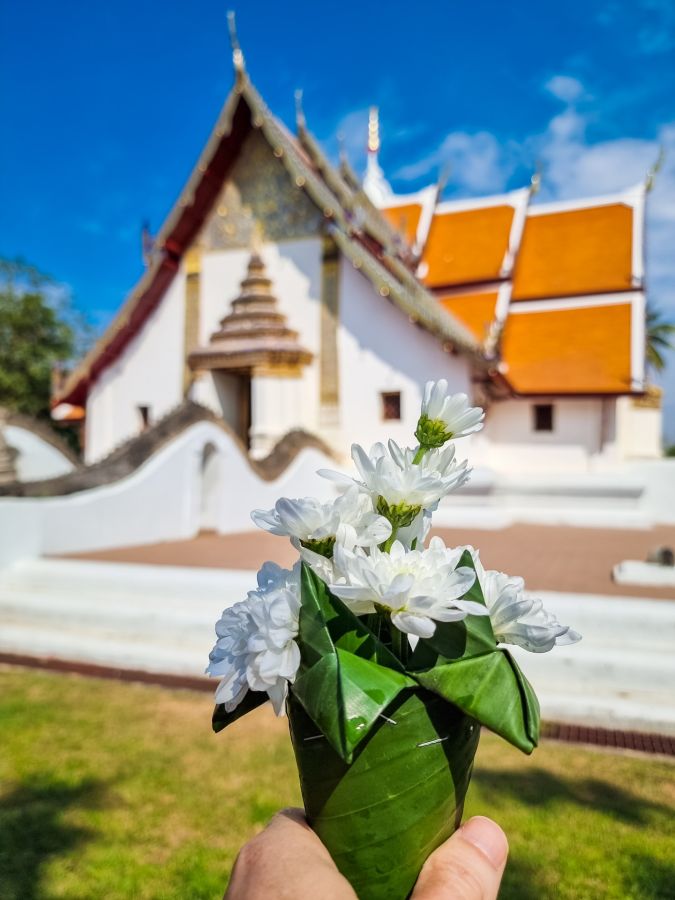bouquet offrande au wat phumin de nan thailande