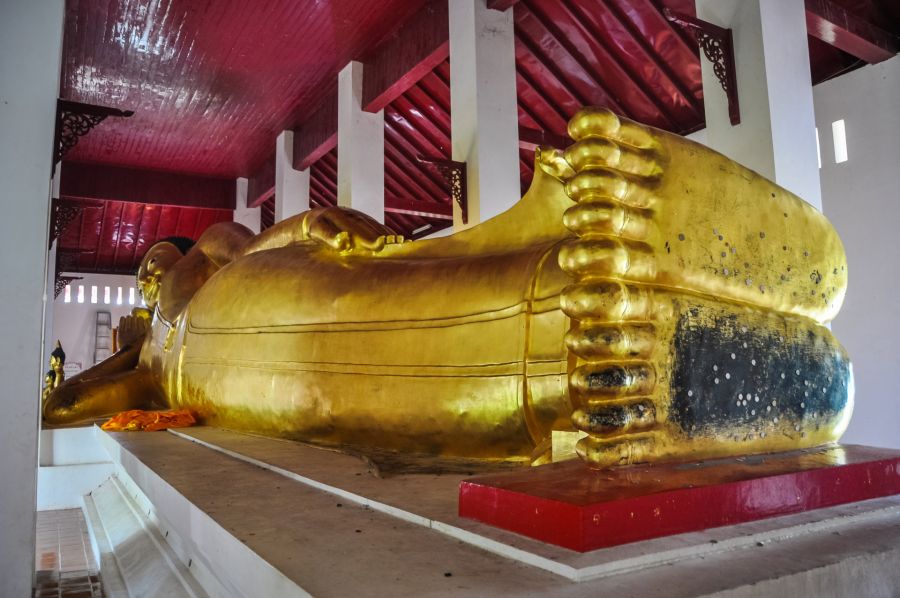 buddha couché au wat phra that chae haeng nan thailande