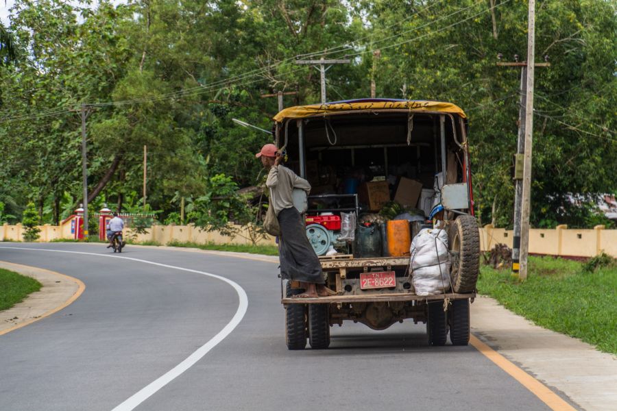 camionnette sur route vers maliwan waterfall kawthaung birmanie