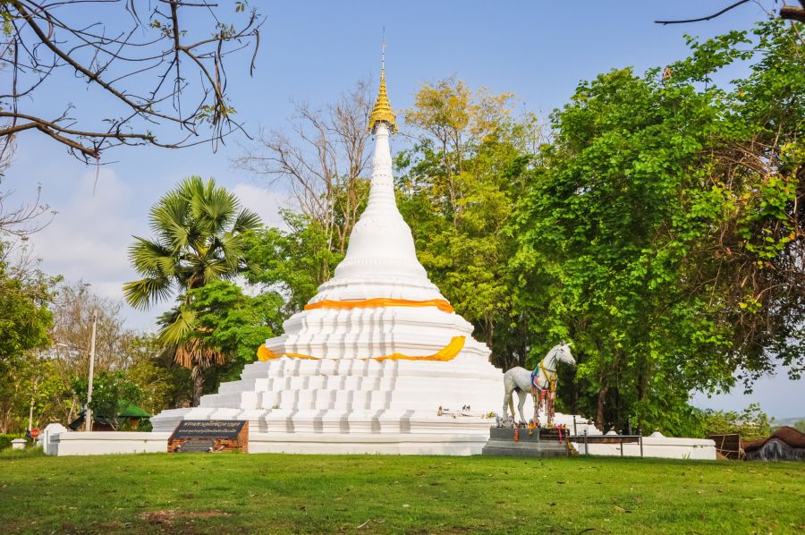 chedi blanc au wat phra that chae haeng nan thailande