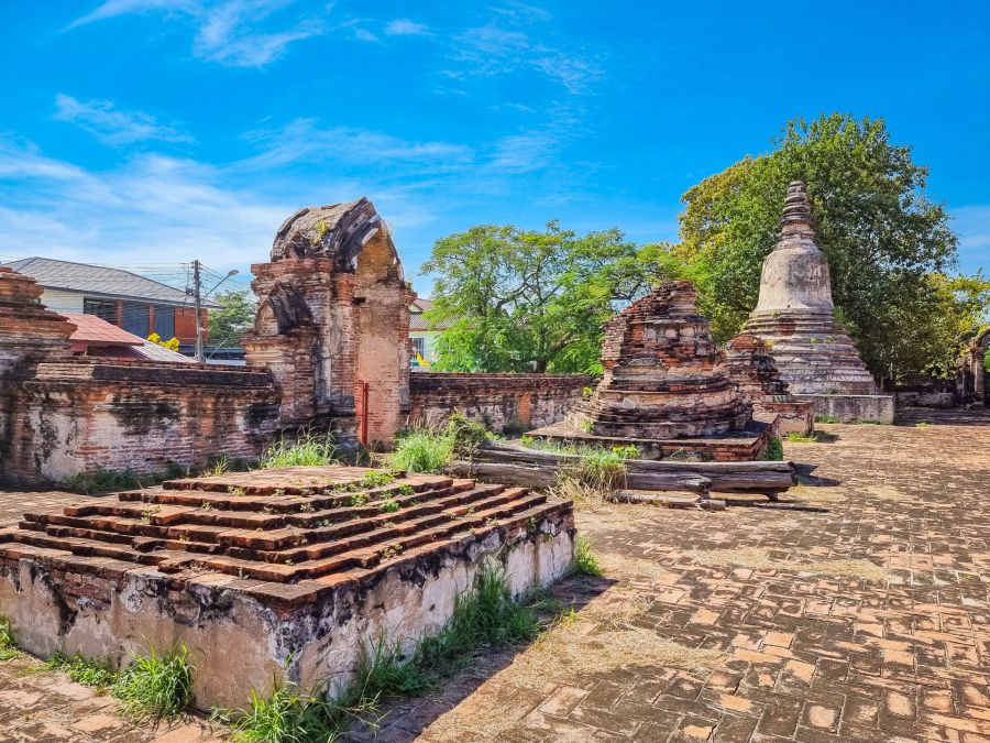 chedis intermediaire au wat kudi dao ayutthaya