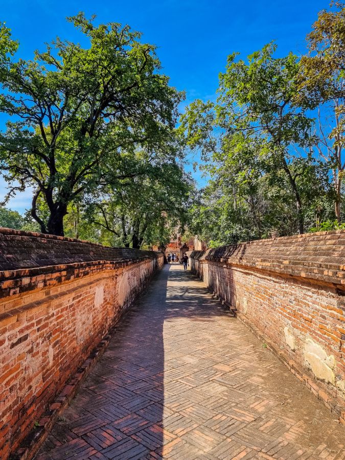 corridor menant ubosot du wat maheyong ayutthaya