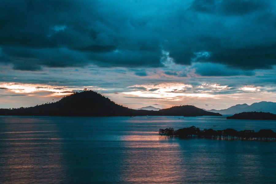 coucher de soleil sur baie depuis vitoria cliff resort kawthaung birmanie
