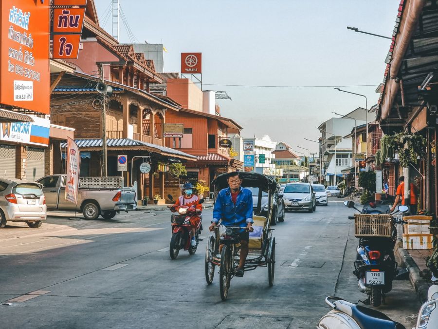 cyclopousse rue sumon thewarat nan thailande