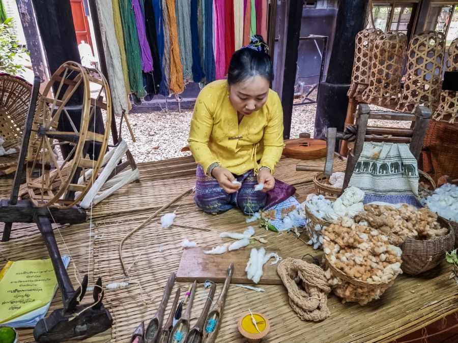 demonstration metier du tissage nan noble house hong chao fong kham nan thailande