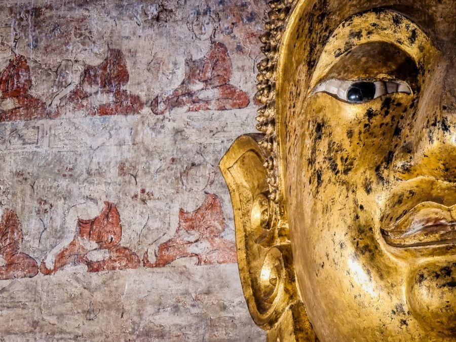 detail visage statue bouddha au wat chang kham nan thailande