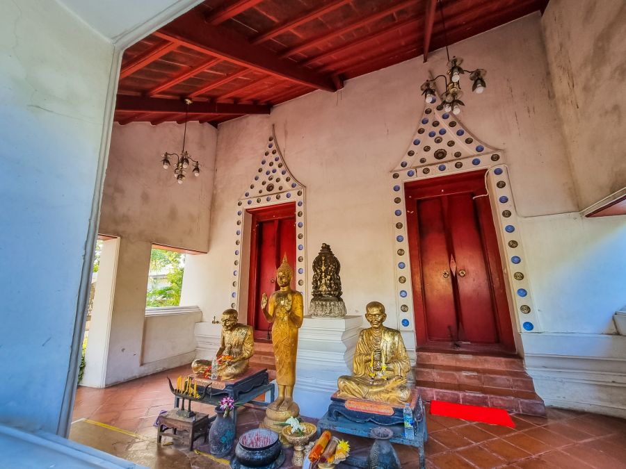 devant ubosot du wat mae nang pluem ayutthaya