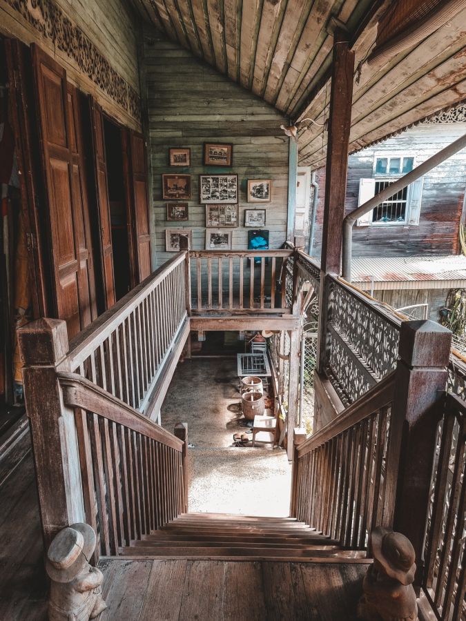 escalier en bois khum chao ratchabut nan thailande
