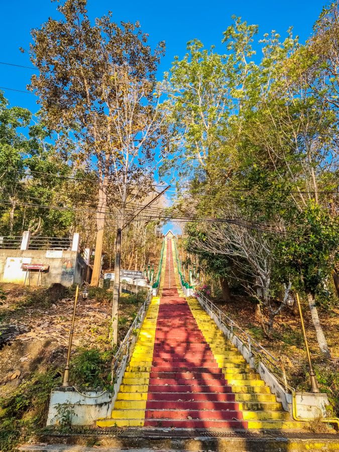 escalier menant au wat phra that khao noi nan thailande