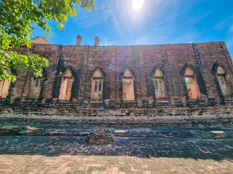 fausses fenetres facade ubosot au wat kudi dao ayutthaya