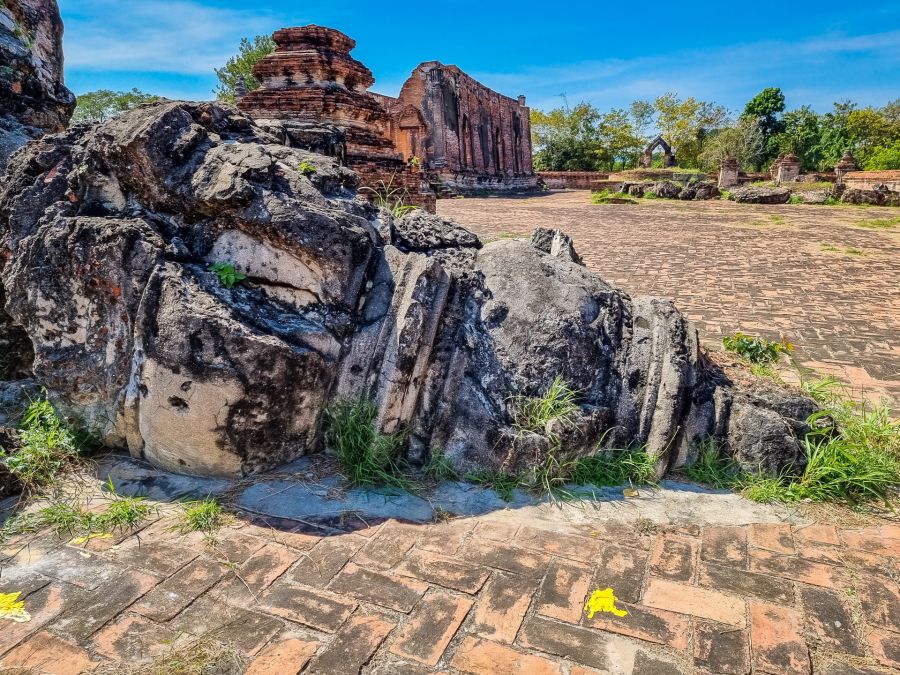 fleche effondree du chedi planté au sol wat kudi dao ayutthaya