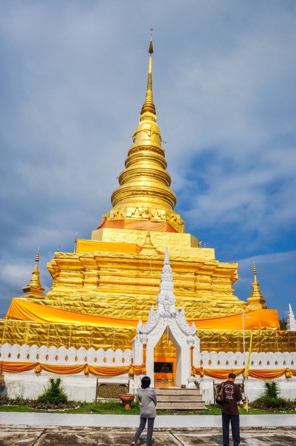 grand chedi du wat phra that chae haeng nan thailande