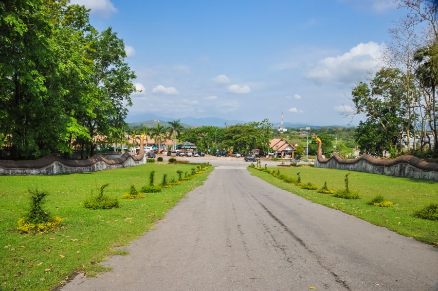 grande allee du wat phra that chae haeng nan thailande