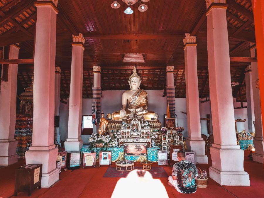 interieur ubosot au wat phra that khao noi nan thailande
