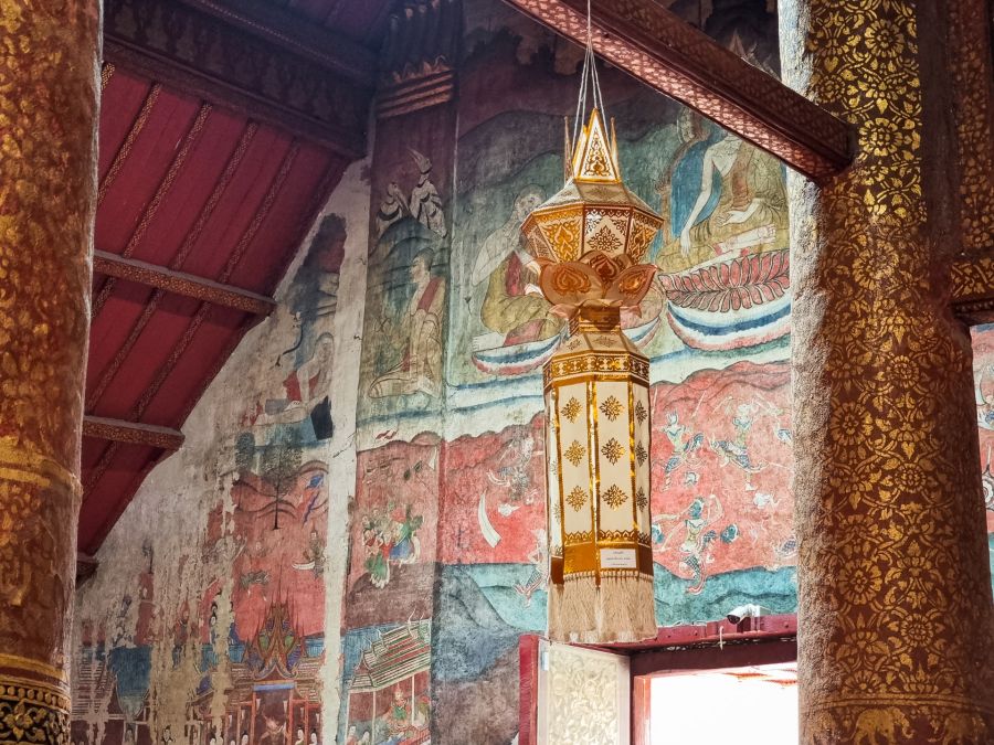 lanterne et peintures murale au wat phumin de nan thailande