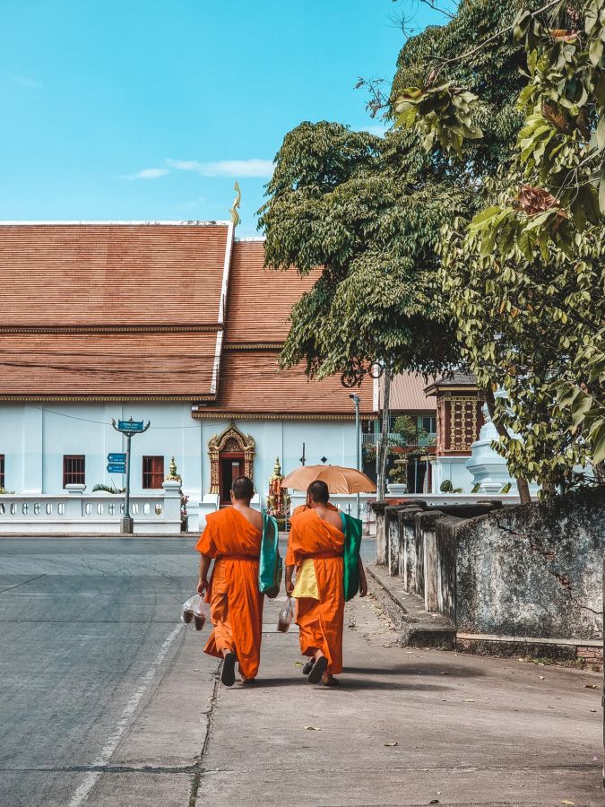 moines dans les rues de nan thailande