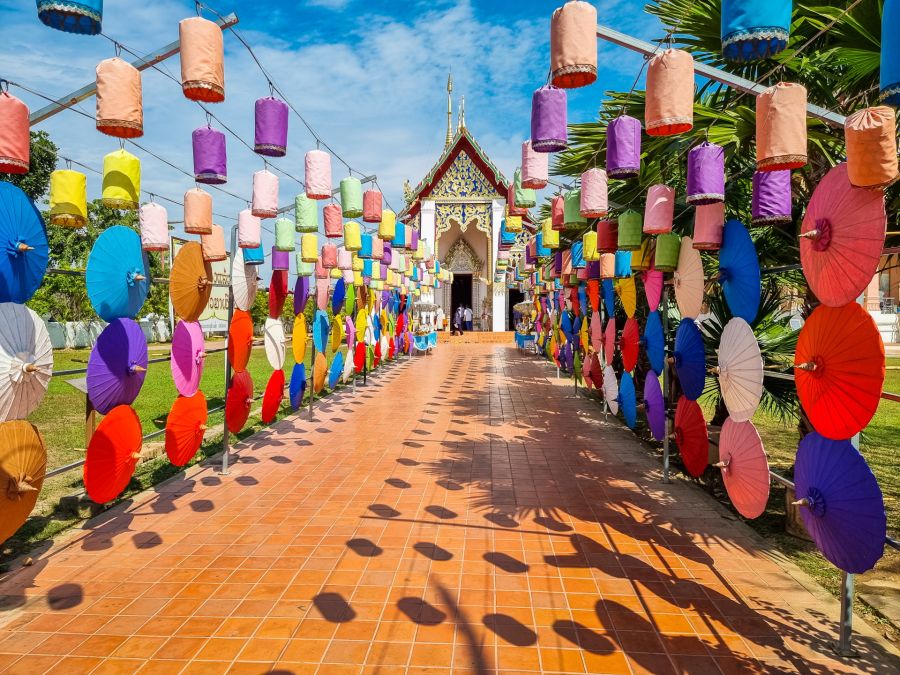 ombrelles et lanternes allee devant wat chang kham nan thailande