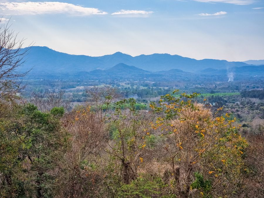 paysage derriere le wat phra that khao noi nan thailande