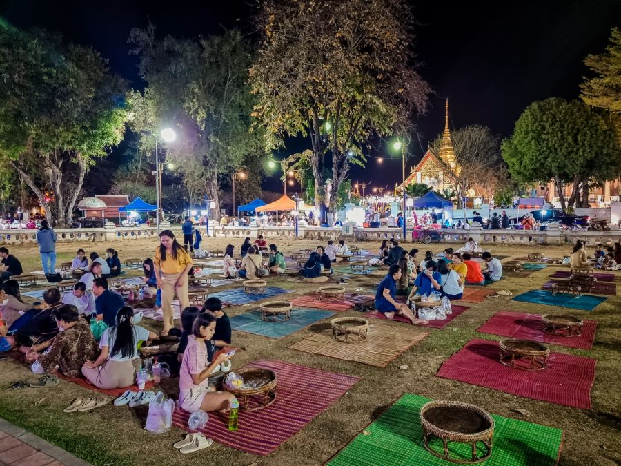 pique nique walking street de nan le soir thailande