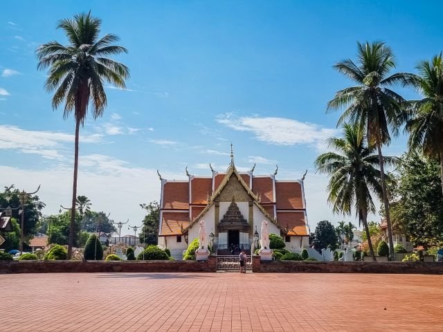 place devant le wat phumin de nan thailande