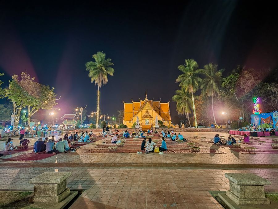 place devant wat phumin night market nan thailande