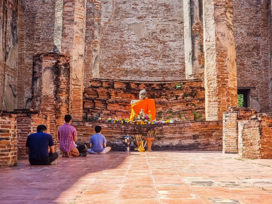 prieres au wat maheyong ayutthaya