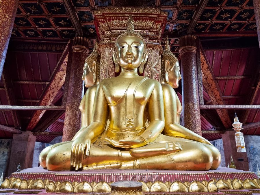 quatuor de bouddhas au wat phumin de nan thailande