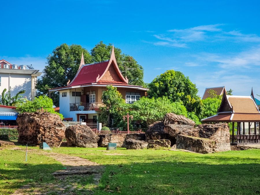 ruines au parc de la forteresse phet ayutthaya