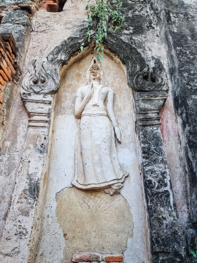 sculpture bouddha debout au wat choeng tha ayutthaya